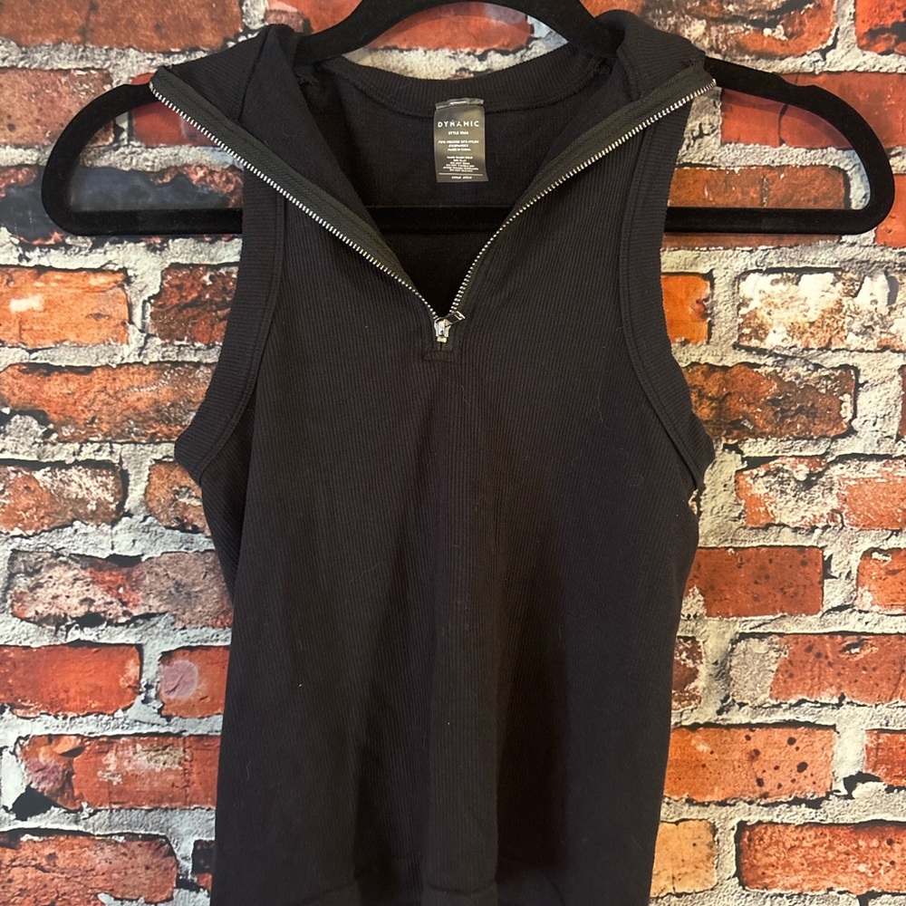 Dynamic Black Sleeveless Zip-Up Tank Top